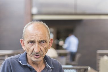 yaşlı adam onun sigara zevk