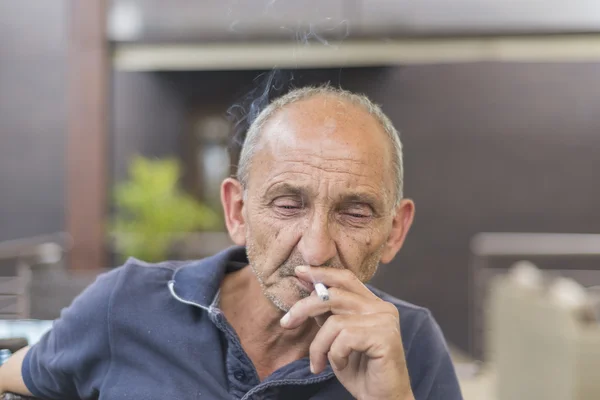 Velho cara desfrutar em seu cigarro — Fotografia de Stock