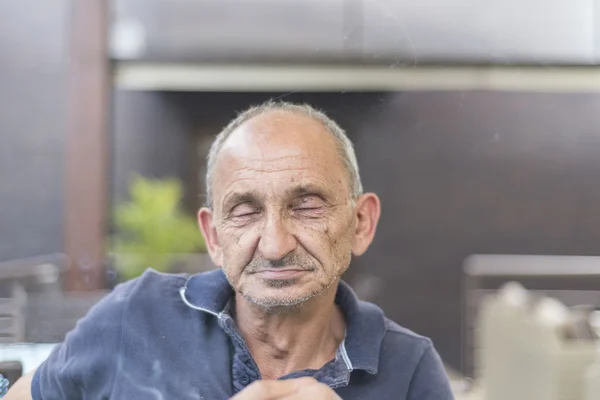 Velho cara desfrutar em seu cigarro — Fotografia de Stock