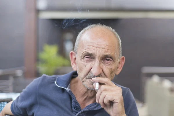 Viejo amigo disfrutar en su cigarrillo Imágenes De Stock Sin Royalties Gratis