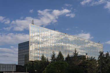 cam bina gökyüzü yansıması