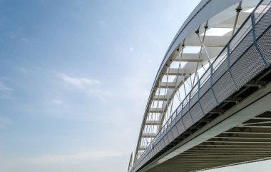 Novi Sad, Sırbistan - Mart 08. 2021: Novi Sad Sırbistan 'da Tuna Nehri üzerindeki Zezelj köprüsü. Yeni Zezelj Köprüsü inşa edilme olasılığı gezinti güvertesinin Petrovaradin tarafından görülüyor.