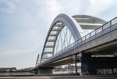 Novi Sad, Sırbistan - Mart 08. 2021: Novi Sad Sırbistan 'da Tuna Nehri üzerindeki Zezelj köprüsü. Yeni Zezelj Köprüsü inşa edilme olasılığı gezinti güvertesinin Petrovaradin tarafından görülüyor.