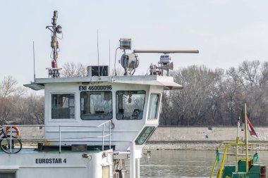 Novi Sad, Sırbistan - Mart 05. 2021: Novi Sad yakınlarındaki Tuna nehrine demirlemiş tankerler.
