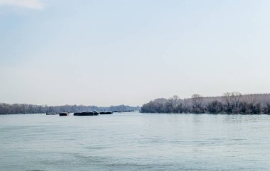 Novi Sad, Sırbistan - Mart 05. 2021: Novi Sad yakınlarındaki Tuna nehrine demirlemiş tankerler.