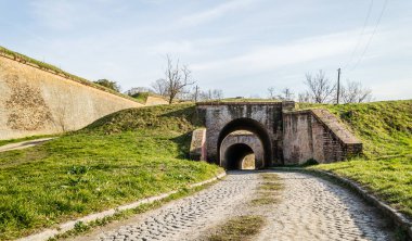 Novi Sad, Sırbistan - Şubat 05. 2021: Sırbistan 'ın Novi Sad kentindeki Petrovaradin Kalesi' nin pek çok giriş kapısından biri 
