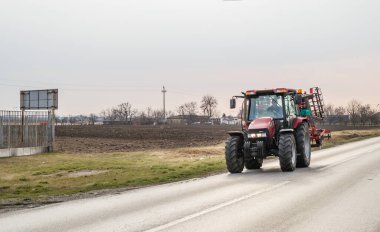 Novi Sad, Sırbistan - Mart 05. 2021: Otoyolda toplu taşımacılıkta tarım traktörü. Novi Sad, Sırbistan.