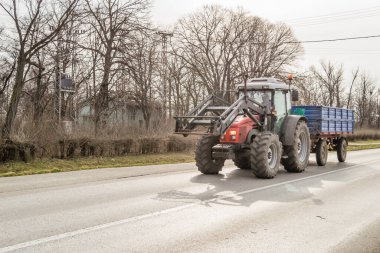 Novi Sad, Sırbistan - Mart 05. 2021: Otoyolda toplu taşımacılıkta tarım traktörü. Novi Sad, Sırbistan.