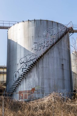 Sırbistan 'ın Novi Sad kentindeki terk edilmiş bir fabrikanın etrafında paslanmaz çelik silolar.