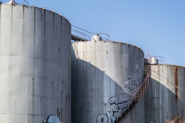 Sırbistan 'ın Novi Sad kentindeki terk edilmiş bir fabrikanın etrafında paslanmaz çelik silolar.