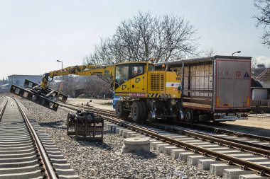 Novi Sad, Sırbistan - Mart 02. 2021: Çalışma makinesi, çift kazıcı - Vaia Car V804FS, Petrovaranin, Novi Sad, Sırbistan 'daki demiryolu hattı üzerinde 