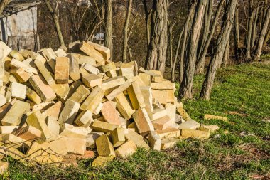 Dolu bir bina için bir demet sarı tuğla. 