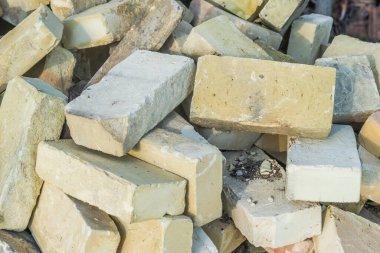 Dolu bir bina için bir demet sarı tuğla. 