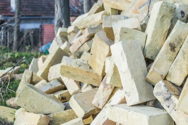 Dolu bir bina için bir demet sarı tuğla. 