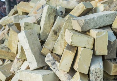 Dolu bir bina için bir demet sarı tuğla. 