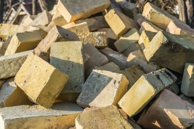 Dolu bir bina için bir demet sarı tuğla. 