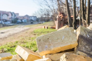 Dolu bir bina için bir demet sarı tuğla. 