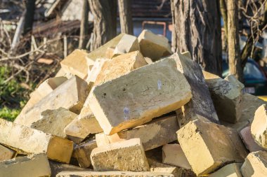 Dolu bir bina için bir demet sarı tuğla. 