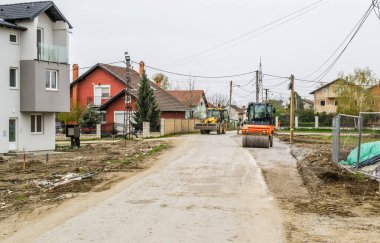 Novi Sad, Sırbistan - Nisan 06. 2021: Novi Sad kentinin eteklerinde çalışan makineli inşaat sahası. 