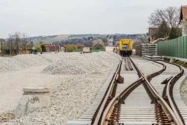 Novi Sad, Sırbistan - Mart 02. 2021: Petrovaradin 'e yeni bir demiryolu kuruldu. Voyvodina, Novi Sad, Sırbistan.