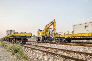 Novi Sad, Sırbistan - 13 Eylül. 2020: Sırbistan 'ın Novi Sad kenti yakınlarındaki Petrovaradin' de demiryolu yapımı için çalışan makineler. 