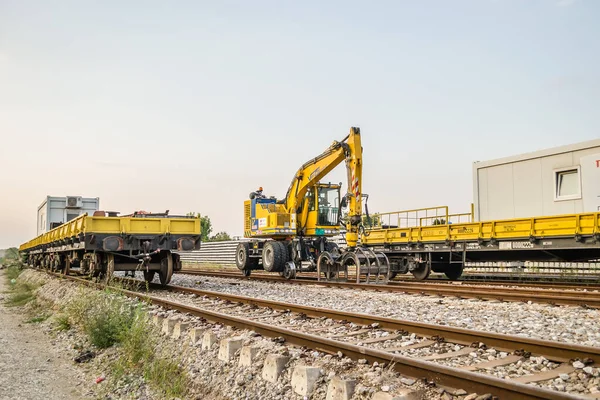 Novi Sad, Sırbistan - 13 Eylül. 2020: Sırbistan 'ın Novi Sad kenti yakınlarındaki Petrovaradin' de demiryolu yapımı için çalışan makineler. 
