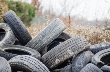 Novi Sad, Sırbistan - 21 Aralık. 2020: Bir yığın hasarlı, eski, hurda, araba lastikleri geri dönüşüm için