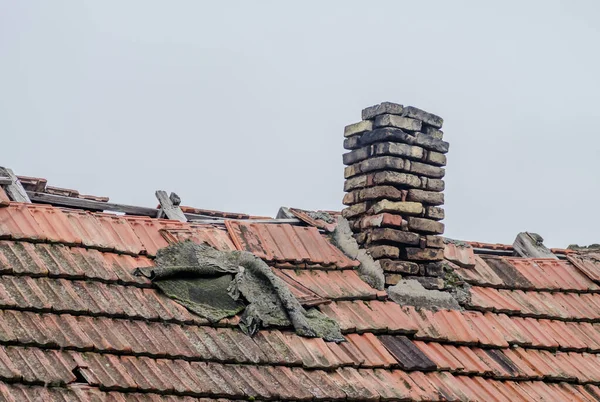 セルビアのノヴィ 12月21日 2020年廃屋屋根のレンガ煙突 — ストック写真