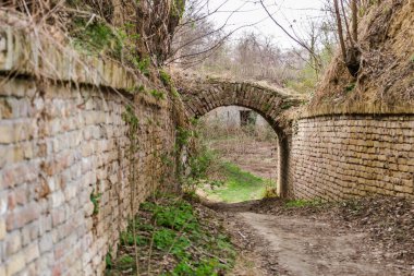 Novi Sad, Sırbistan Petrovaradin Kalesi 'nin küçük kapısını destekliyor