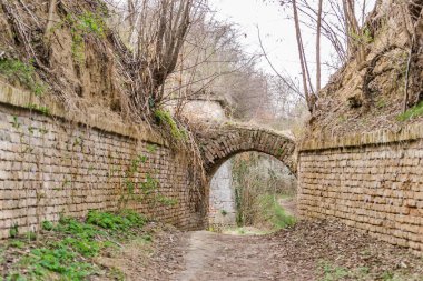 Novi Sad, Sırbistan Petrovaradin Kalesi 'nin küçük kapısını destekliyor