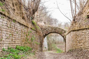 Novi Sad, Sırbistan Petrovaradin Kalesi 'nin küçük kapısını destekliyor