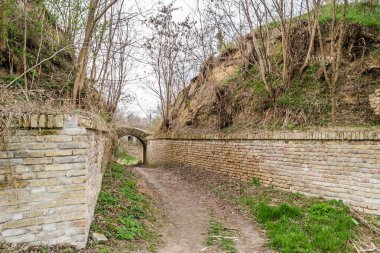 Novi Sad, Sırbistan Petrovaradin Kalesi 'nin küçük kapısını destekliyor