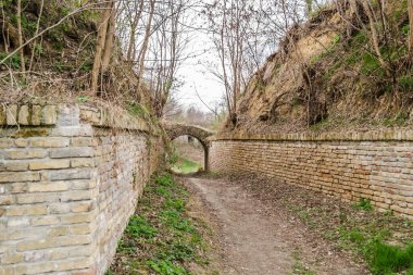 Novi Sad, Sırbistan Petrovaradin Kalesi 'nin küçük kapısını destekliyor