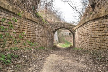 Novi Sad, Sırbistan Petrovaradin Kalesi 'nin küçük kapısını destekliyor