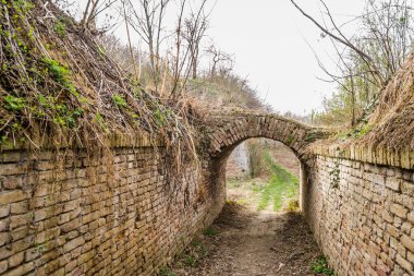 Novi Sad, Sırbistan Petrovaradin Kalesi 'nin küçük kapısını destekliyor