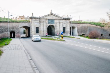 Novi Sad, Sırbistan Petrovaradin Kalesi 'nin küçük kapısını destekliyor