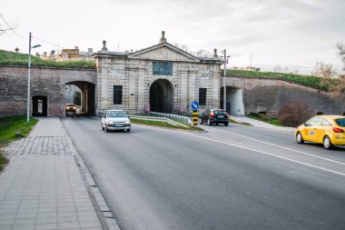 Novi Sad, Sırbistan Petrovaradin Kalesi 'nin küçük kapısını destekliyor