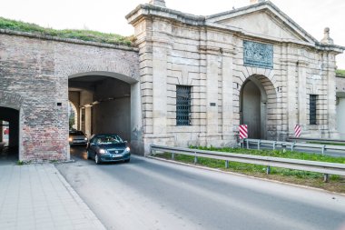 Novi Sad, Sırbistan Petrovaradin Kalesi 'nin küçük kapısını destekliyor