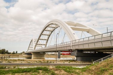 Novi Sad, Sırbistan - 17 Temmuz. 2019: Novi Sad Sırbistan 'da Tuna Nehri üzerindeki Zezelj köprüsü. Zezelj 'in Novi Sad yakınlarındaki Tuna Nehri üzerindeki yeni köprüsünün inşaatı.