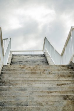 Novi Sad, Sırbistan - 17 Temmuz. 2019: Novi Sad Sırbistan 'da Tuna Nehri üzerindeki Zezelj köprüsü. Zezelj 'in Novi Sad yakınlarındaki Tuna Nehri üzerindeki yeni köprüsünün inşaatı.