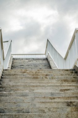 Novi Sad, Sırbistan - 17 Temmuz. 2019: Novi Sad Sırbistan 'da Tuna Nehri üzerindeki Zezelj köprüsü. Zezelj 'in Novi Sad yakınlarındaki Tuna Nehri üzerindeki yeni köprüsünün inşaatı.