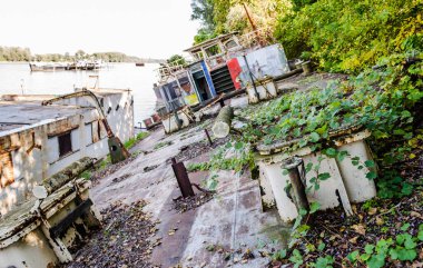 Novi Sad, Sırbistan - 29 Eylül. 2019: Novi Sad 'daki Tuna Nehri' ndeki tankerin enkazı