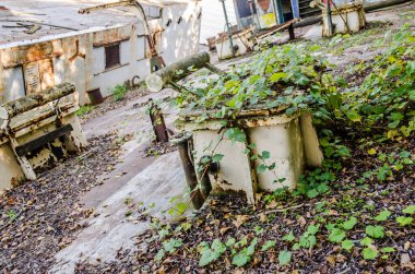 Novi Sad, Sırbistan - 29 Eylül. 2019: Novi Sad 'daki Tuna Nehri' ndeki tankerin enkazı