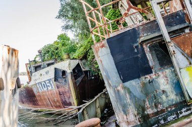 Novi Sad, Sırbistan - 29 Eylül. 2019: Novi Sad 'daki Tuna Nehri' ndeki tankerin enkazı