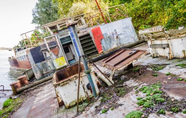 Novi Sad, Sırbistan - 29 Eylül. 2019: Novi Sad 'daki Tuna Nehri' ndeki tankerin enkazı