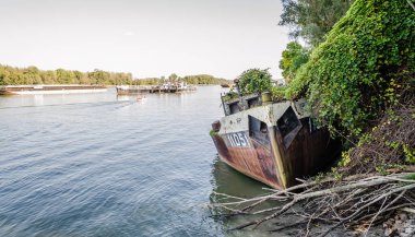 Novi Sad, Sırbistan - 29 Eylül. 2019: Novi Sad 'daki Tuna Nehri' ndeki tankerin enkazı