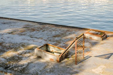 Novi Sad, Sırbistan - 29 Eylül. 2019: Novi Sad 'daki Tuna Nehri' ndeki tankerin enkazı