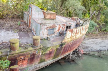 Novi Sad, Sırbistan - 29 Eylül. 2019: Novi Sad 'daki Tuna Nehri' ndeki tankerin enkazı.