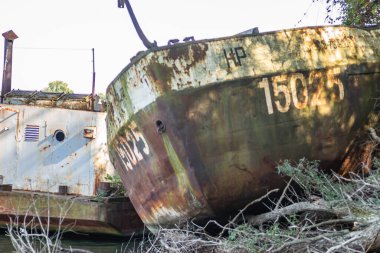 Novi Sad, Sırbistan - 29 Eylül. 2019: Novi Sad 'daki Tuna Nehri' ndeki tankerin enkazı.