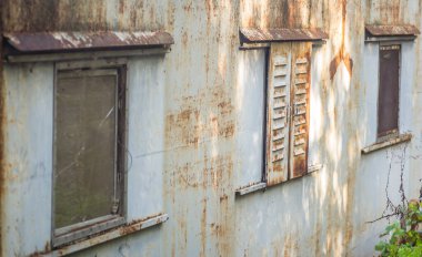 Novi Sad, Sırbistan - 29 Eylül. 2019: Novi Sad 'daki Tuna Nehri' ndeki tankerin enkazı.